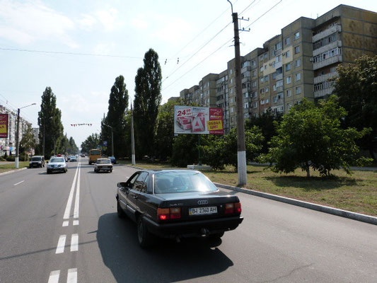 Щит 6x3,  просп. Л.Украинки (просп. 50-лет. Октября), возле дома № 54, возле компании «Центр» и ДК «Нефтехимик», район супермаркетов «АТБ», «Watsons»