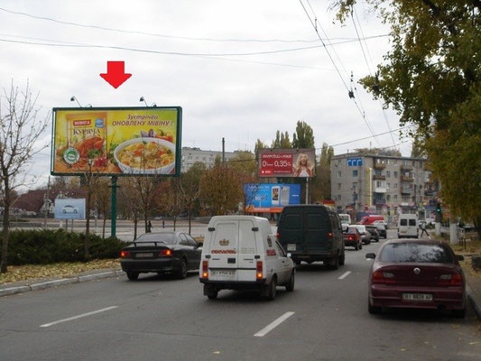 Щит 6x3,  ул. Киевская, 8 (напротив «McDonald's»), перекрёсток с проспектом Свободы(ул. 60-лет. Октября), на разделительной полосе