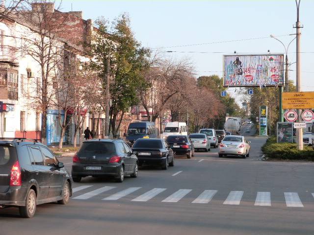 Призма 6x3,  ул. Пролетарская 1а, район перекр. с ул. Николаевской (ул.Артёма), возле супермаркетов «Billa», «АТБ», «Эльдорадо», «ЭКОмаркет» и Центрального рынка