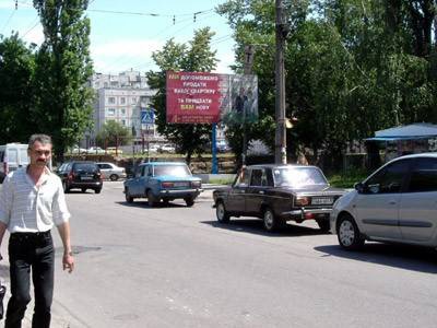Щит 6x3, ул. Троицкая (Красина), 69, перекр. с ул. Горького, напротив фитнес-клуба «Спартак», направление из центра Щит 6x3, ул. Троицкая (Красина), 69, перекр. с ул. Горького, напротив фитнес-клуба «Спартак», направление из центра