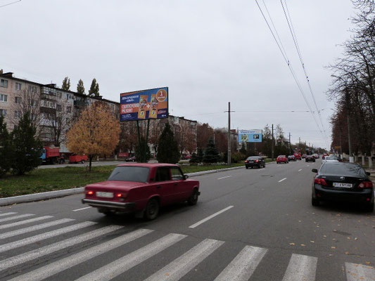 Щит 6x3, проспект Свободы (ул. 60-лет. Октября), возле дома № 77, возле супермаркета «АТБ», гастронома «Сударь» и Гвардейского рынка, на разделительной полосе, направление в центр Щит 6x3, проспект Свободы (ул. 60-лет. Октября), возле дома № 77, возле супермаркета «АТБ», гастронома «Сударь» и Гвардейского рынка, на разделительной полосе, направление в центр