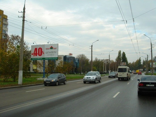 Щит 6x3,  просп. Л.Украинки (просп. 50-лет. Октября), возле дома № 54, возле компании «Центр» и ДК «Нефтехимик», район супермаркетов «АТБ», «Watsons»