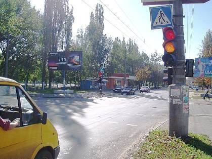 Щит 6x3, ул. Троицкая (Красина), 69, перекр. с ул. Горького, напротив фитнес-клуба «Спартак», направление в центр Щит 6x3, ул. Троицкая (Красина), 69, перекр. с ул. Горького, напротив фитнес-клуба «Спартак», направление в центр