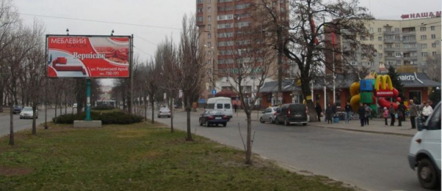 Щит 6x3,  ул. Киевская, 8 (напротив «McDonald's»), перекрёсток с проспектом Свободы(ул. 60-лет. Октября), на разделительной полосе